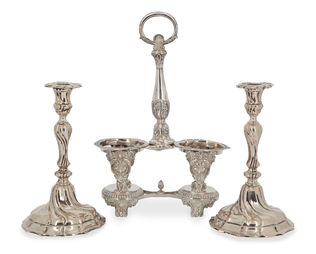 Null 拍品包括一对路易十五风格的银质烛台，带有扭曲的肋骨，以及一个路易十五风格的银质油和醋坩埚。
20世纪的欧洲作品
重量：1100克
高度：23厘米和34&hellip;
