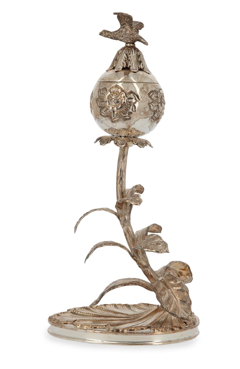 Null Caja forrada de plata sobre pie con decoración de follaje y ave rapaz
Obra &hellip;
