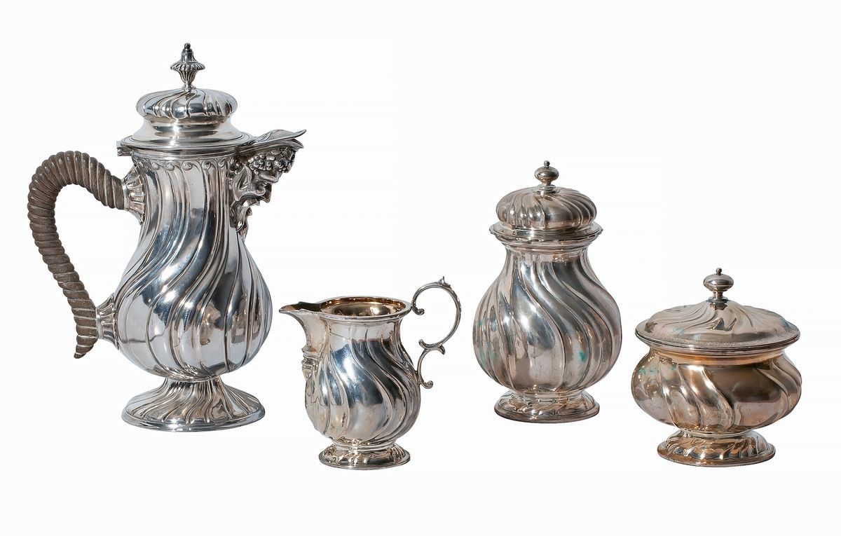 Null 路易十五风格的四件套扭曲银质咖啡服务 
咖啡壶的花式印记 
20世纪初的法国作品 
咖啡壶的高度：22.5厘米
毛重：1100克