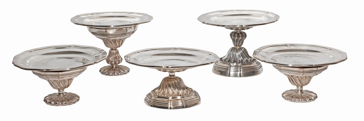 Null 路易十五风格的一套三件小的和两件大的镀银甜点盘，带脚。 
克里斯托夫勒家族的作品
高度：11厘米和15厘米
(磨损)