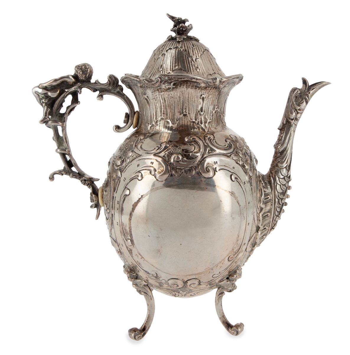 Null 路易十五风格的银质茶壶800/1000，有小天使和海豚头形成的壶嘴
20世纪初的德国作品 
高度：24厘米 
重量：848克