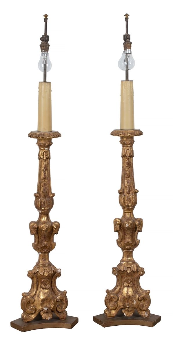 Null 一对路易十五风格的雕刻和镀金的木制野餐桌
18世纪的作品 
被安装成一盏灯
烛台的高度：80厘米
(有些镀金层缺失)