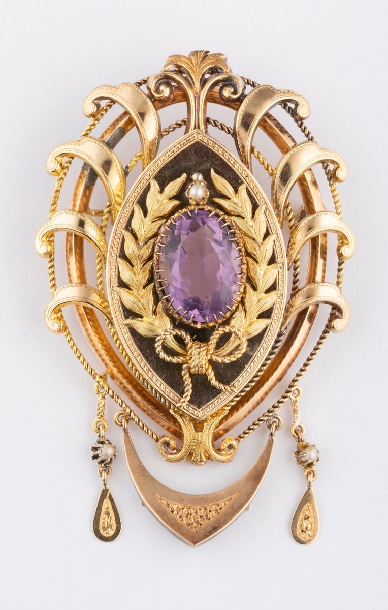 Null 衣服前面的胸针是14K黄金（585千分之一）的杏仁形状，中间是一个椭圆形的紫水晶，周围是月桂树和羽毛的panaché。镶有小颗天然珍珠的潘皮尔。雕刻和&hellip;