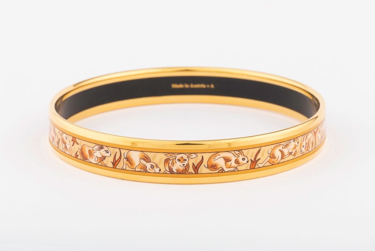 Null HERMES
Brazalete rígido circular con decoración esmaltada de pequeños conej&hellip;