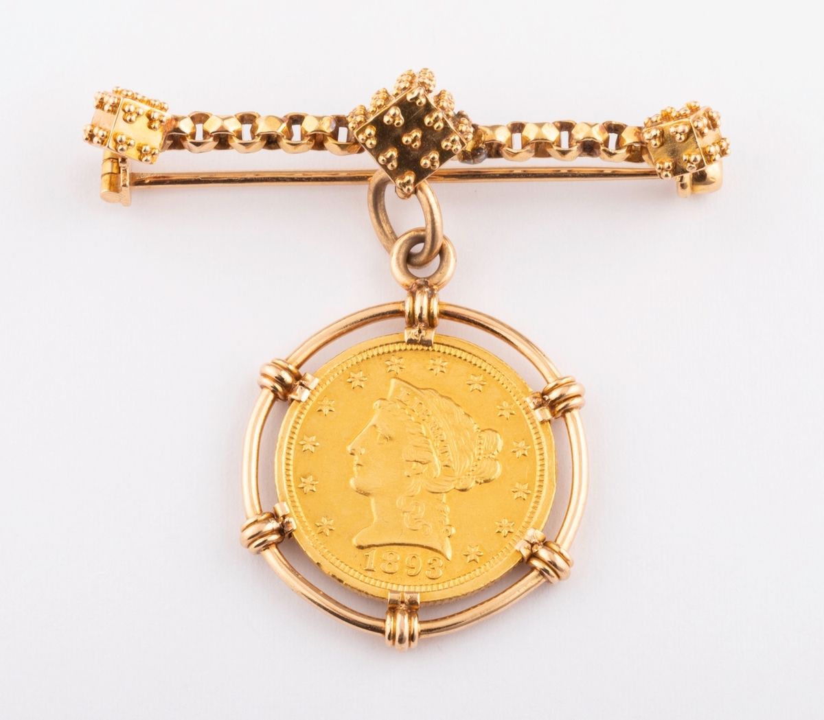 Null 18K（750千分之一）黄金发夹胸针，金丝框架上挂着一枚2 1/2美元的1893年美国金币。做工非常好的珠宝。 
胸针的长度：4,1厘米。 
高度：3&hellip;
