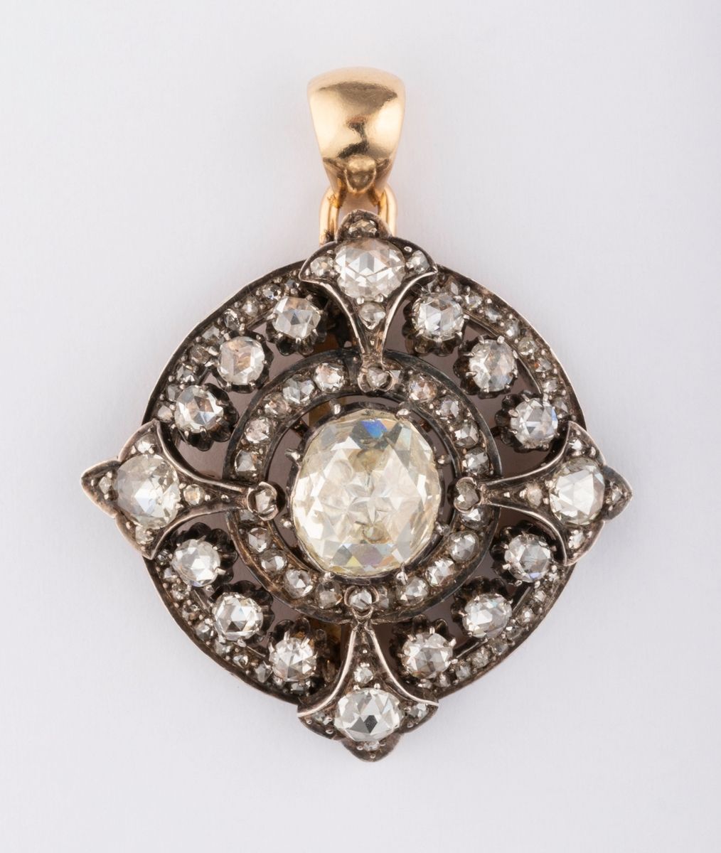 Null 一件19世纪中期的14K（585千分之一）黄金和银合金吊坠，上面有一颗大的荷兰玫瑰式切割钻石，镶嵌在一颗大约1.50至1.80克拉的珍珠上（由于镶嵌的&hellip;