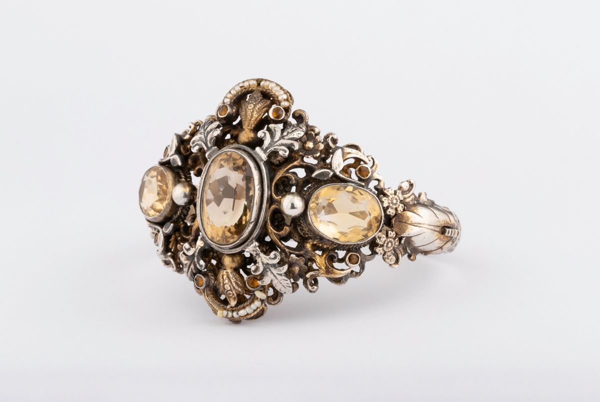 Null 令人印象深刻的奥匈帝国手镯，可能是在1872年用银和银镀金（千分之八百）制作的，装饰有椭圆形的黄水晶和小的天然种子珠子（有些丢失）。手镯的外部和内部都&hellip;