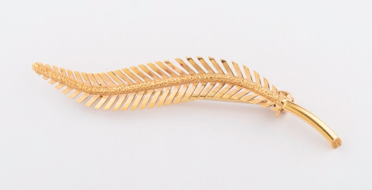 Null Whether a fern leaf or a palm, this openwork brooch in 18k yellow gold (750&hellip;