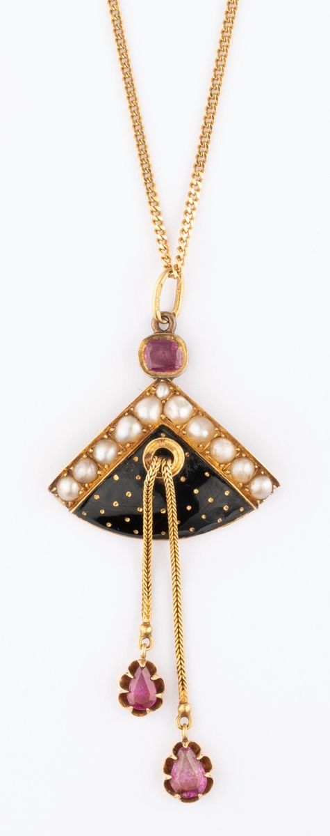 Null 18k（750千分之一）黄金珠宝由一条现代链条和一个19世纪的吊坠组成，吊坠表面有黑色珐琅（碎片），下面有可能是天然的半颗珍珠，并装饰有两个吊坠和三个&hellip;
