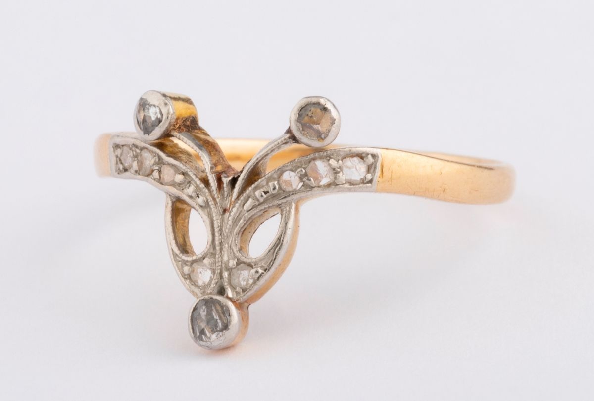 Null 新艺术风格的戒指，以18K（千分之七十五）黄金和铂金镶嵌小型刻面钻石，尽显美丽和简约。 
手指周长：54.5 
毛重：2.3克。