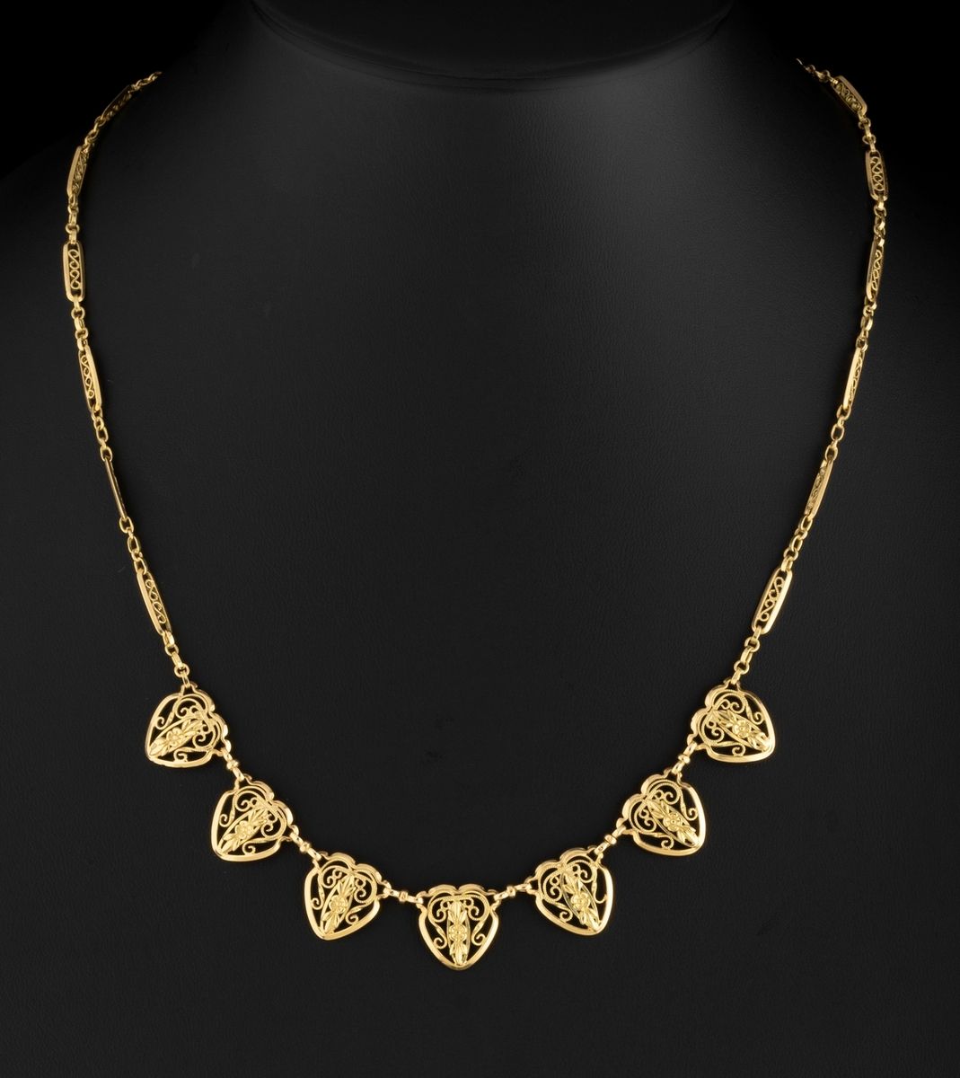 Null 二十世纪初的花环项链，18K黄金（千分之七十五），大的链节呈丝状心形，链条上交替着拉长的丝状链节和圆形链节（有些已经变形）。 
长度：48厘米。 
毛&hellip;