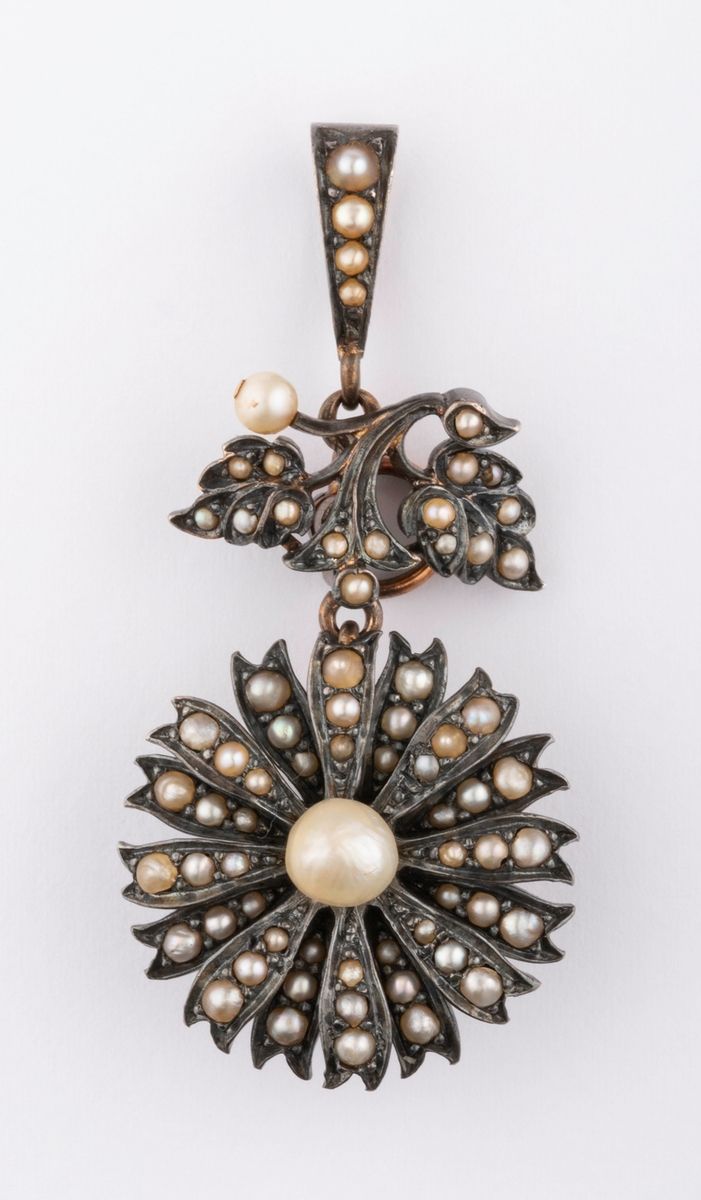 Null 银和玫瑰金吊坠，18K（千分之七十五），代表一朵花和它的叶子，上面有小珍珠的种子和半珍珠的装饰，可能是精品（未测试）。可通过背面的螺丝运动将其分成三块&hellip;