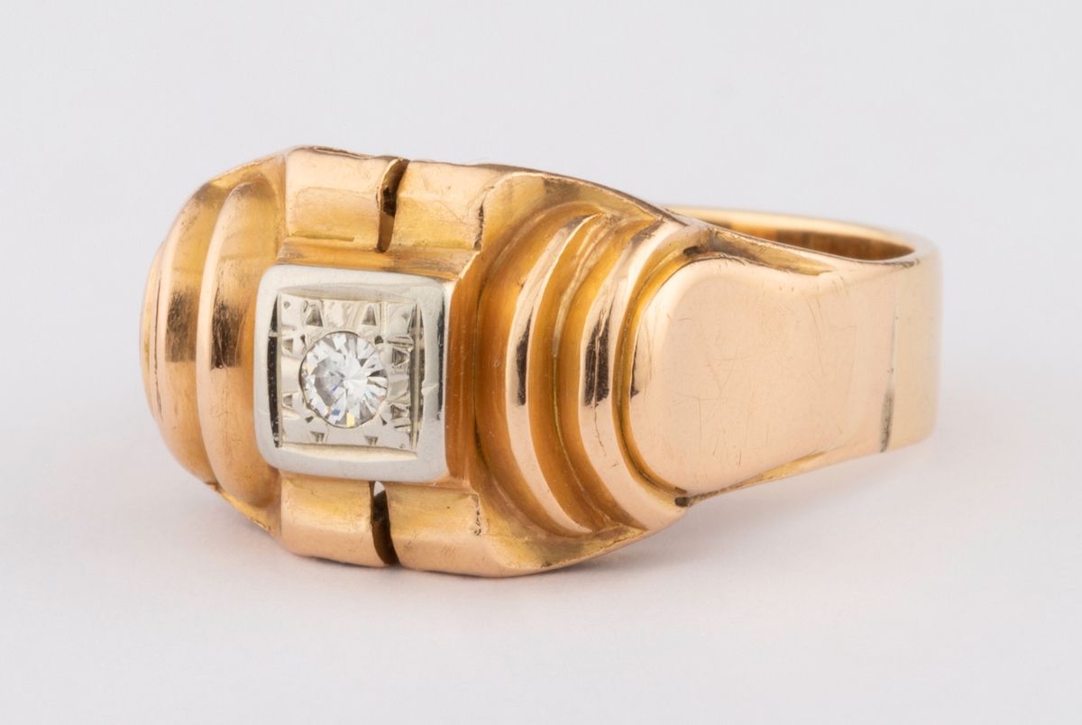 Null 迷人的小装饰艺术戒指，18K（750千分之一）粉色黄金和白金，肩部有很好的镶边，上面有一颗封闭式的小圆形明亮型钻石。戒指上有焊接的痕迹，戒指下面有小的&hellip;