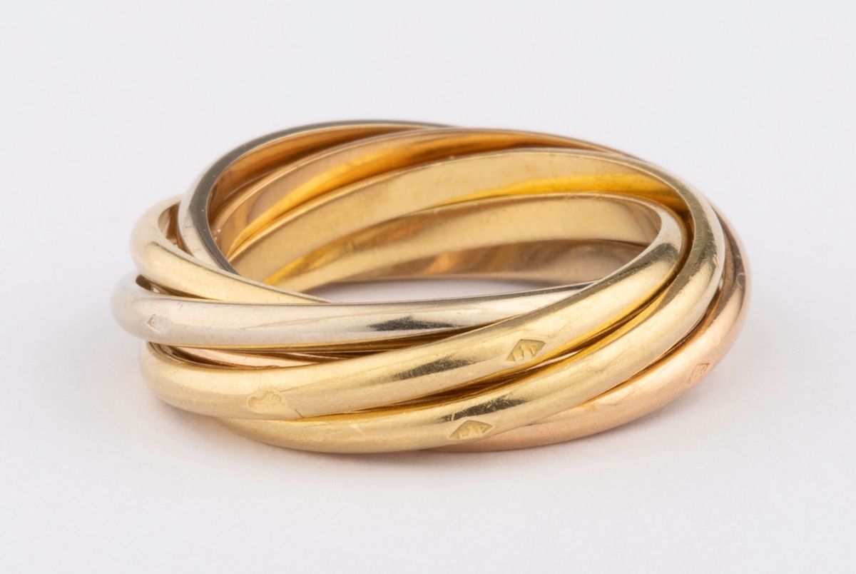 Null 卡地亚
卡地亚三位一体戒指由七个互锁的戒指组成，材质为18K（750千分之一）黄金、白金和玫瑰金。每个戒指上都加有一系列的印记（鹰头，主印记）。 
手&hellip;