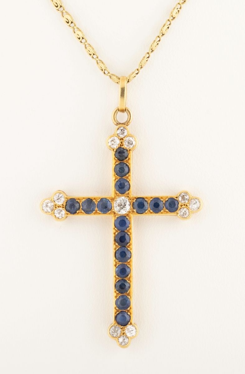 Null Chaîne et croix en or jaune 18k (750 millièmes). Croix du XIXe siècle ornée&hellip;