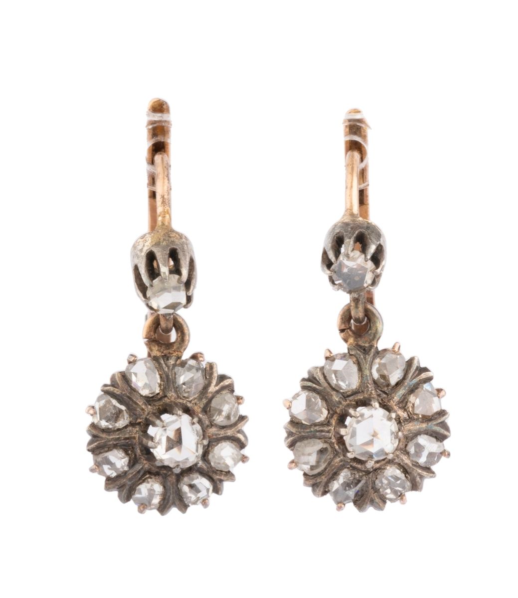 Null 迷人的19世纪末18K（750K）玫瑰金和银质卧蚕耳环，镶嵌着花形的布拉班特玫瑰切割钻石。在他们原来的根特的盒子里。 
高度：2厘米。
毛重：4.1克&hellip;