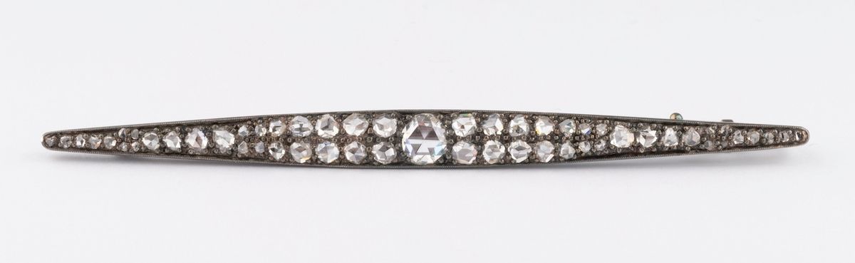 Null 18K白金（千分之七十五）和银质胸针，装饰有布拉班特和荷兰的玫瑰切割钻石，以及纯度和颜色都很好的刻面钻石。钻石的一些边框上有震荡。 
长度：8.1厘米&hellip;