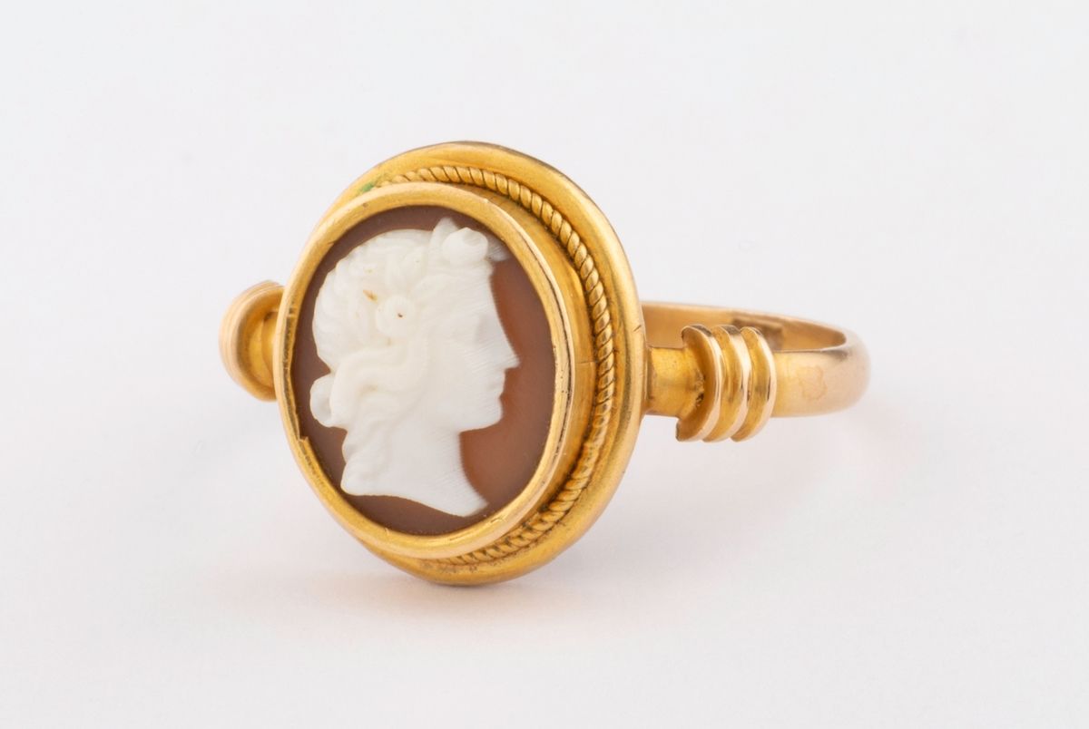 Null Charmanter Ring aus 14k Gelbgold (585 Tausendstel) mit einer an die Antike &hellip;