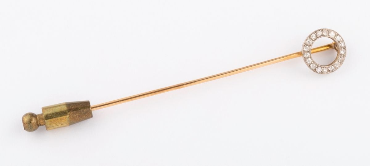 Null 迷人的18K（750千分之一）黄金和白金领带针，结尾处有一圈小型旧矿钻石。美丽而精致的作品。 
长度：7.4厘米。 
毛重：2克。