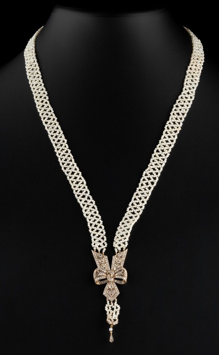 Null 背面是黄金的绳结吊坠，上面是18K白金（千分之七十五），装饰有8x8旧尺寸的小钻石，上面有1.4到1.5毫米的小蚌壳珍珠（也叫种子珍珠）。这条20世纪&hellip;