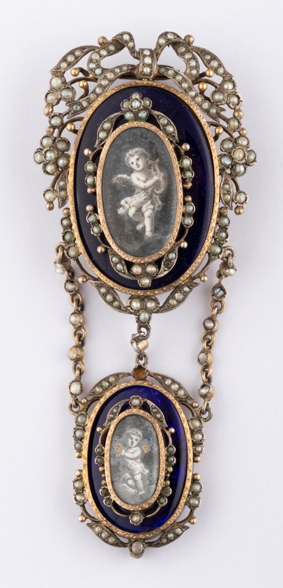 Null Remarkable brooch in two parts presenting two grisailles in royal blue enam&hellip;