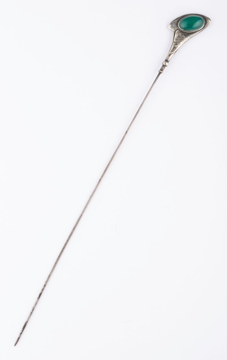 Null 新艺术风格的帽针，银质的头部（900千分之一）装饰着美丽的凸圆形绿玉髓。该针是金属材质的。这个价值不大的珠宝看起来微不足道，但它却具有1900-191&hellip;