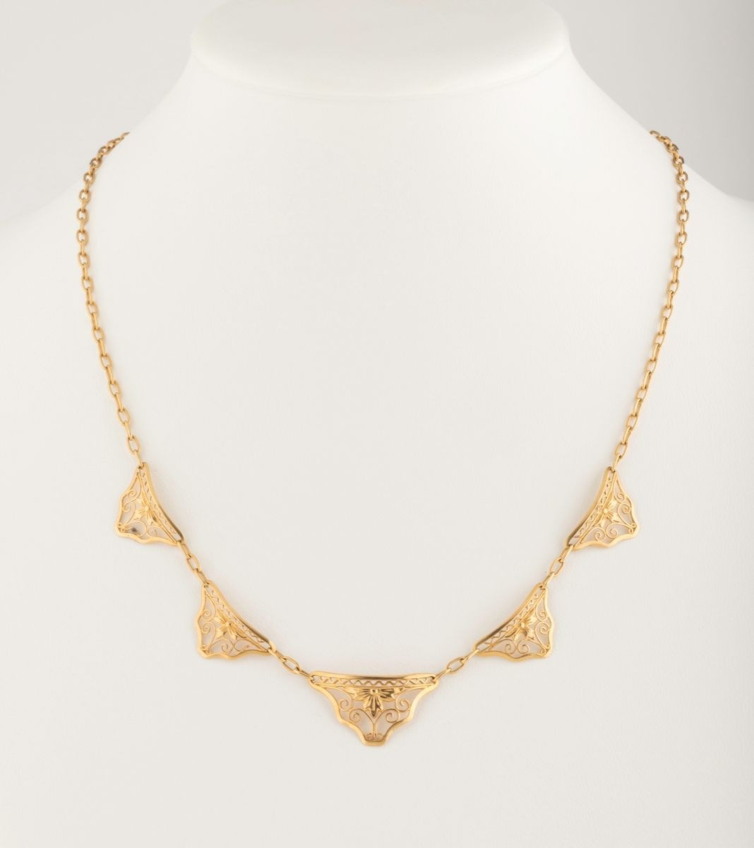 Null Collier draperie Belle Époque en or jaune 18k (750 millièmes) au fermoir et&hellip;