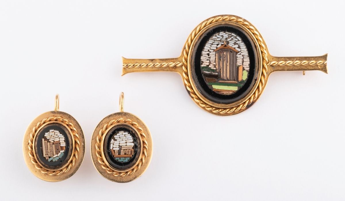 Null 20世纪中期，罗马微马赛克套装包括一枚18K（750千分之一）黄金胸针和14K（585千分之一）和18K（750千分之一）黄金卧蚕耳环，胸针描绘的是玛&hellip;
