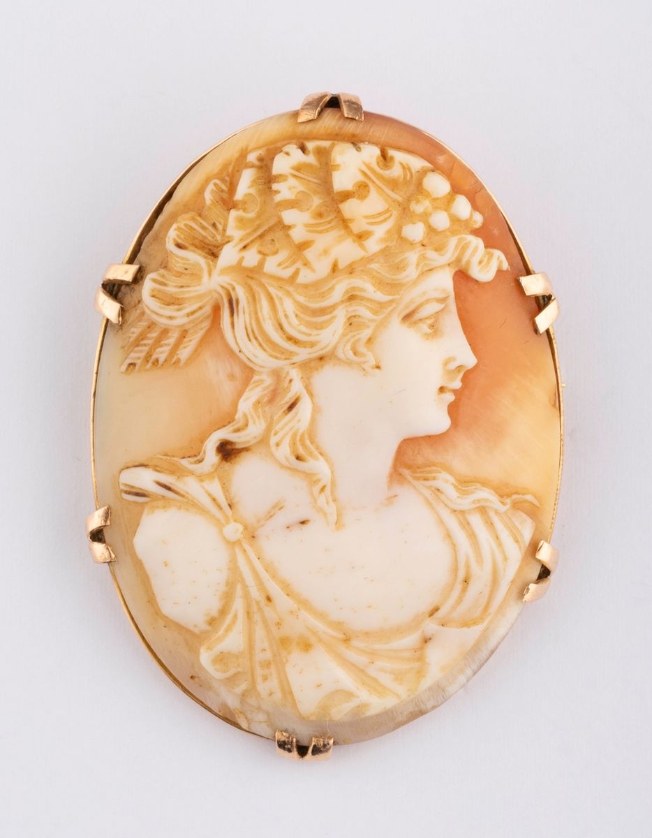 Null 胸针饰有代表戴安娜的贝壳浮雕，14K（千分之五）玫瑰金。18K（750千分之一）金针。20世纪上半叶的作品。 
尺寸：4.8 x 3.2厘米。 
毛重&hellip;
