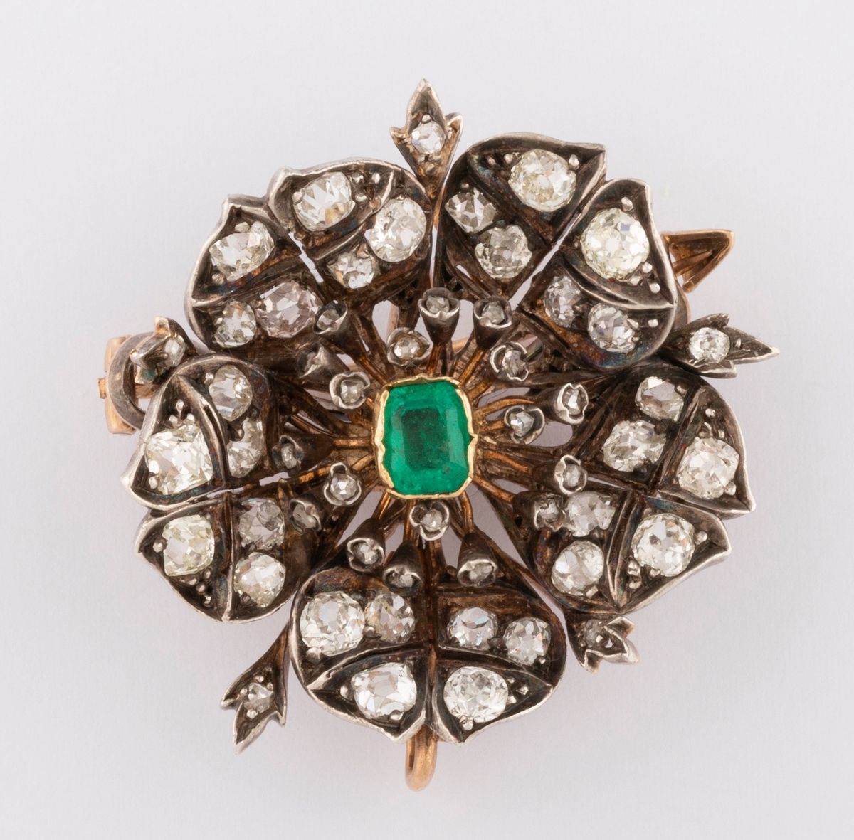 Null 18K（750千分之一）玫瑰金和银的花形胸针，可转化为颈部丝带吊坠，装饰有Mazarin、Peruzzi、老矿和玫瑰切割钻石，约2克拉。在中心，一个美&hellip;