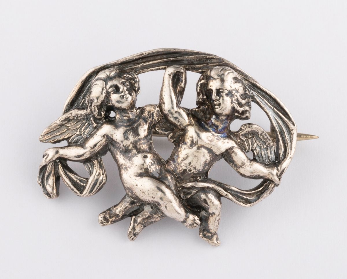 Null Neo-Renaissance silver and silver gilt brooch featuring two dancing angels &hellip;