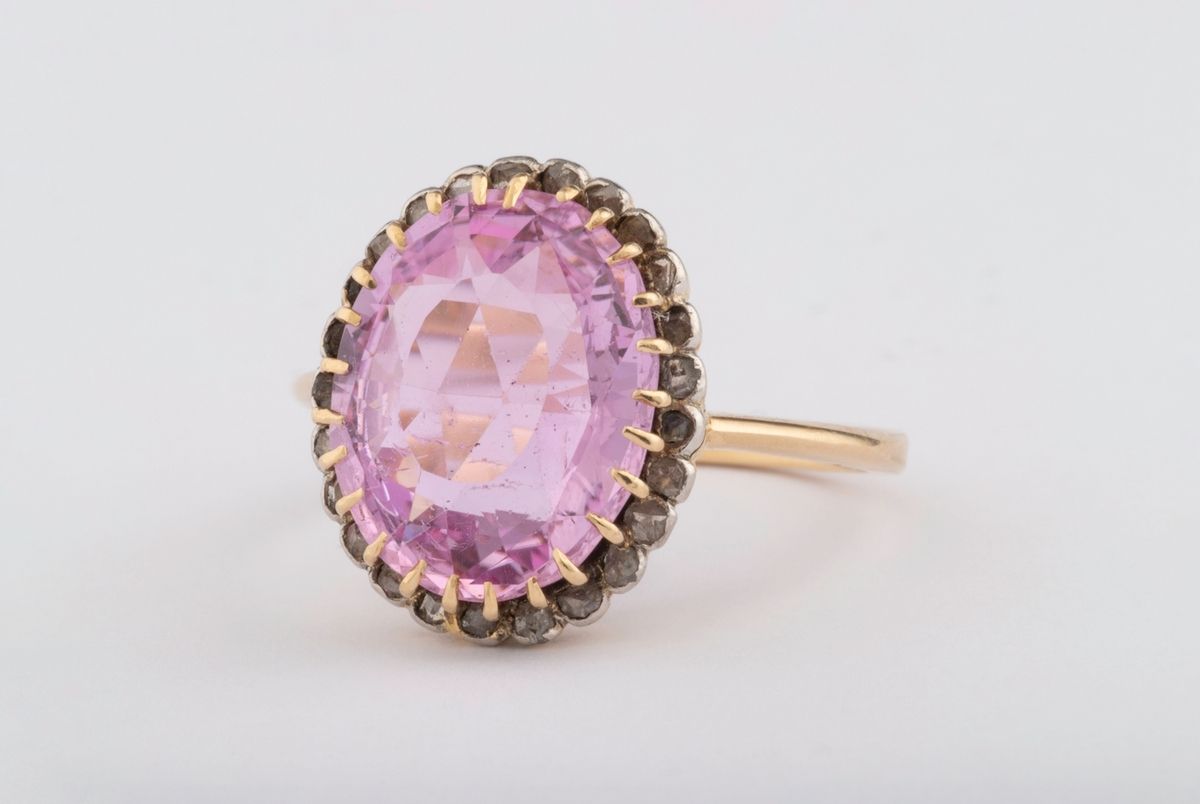 Null 黄白金戒指18K（750千分之一），镶嵌着一颗极好的椭圆形粉红托帕石，6.41克拉（有轻微的碎片），周围有小的粉红钻石。非常优雅的设置。非常美丽和发光&hellip;