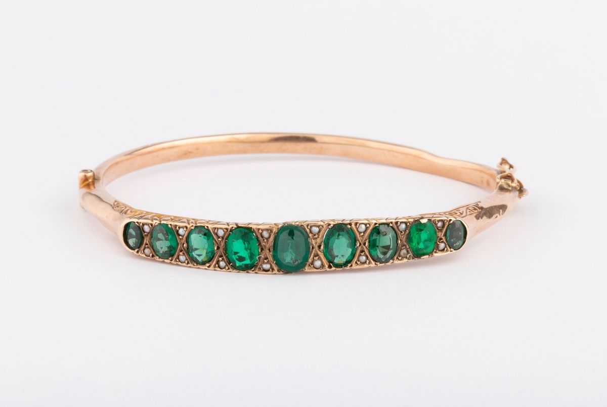 Null 粉红金9K（千分之三十五）的手链吊环开口，装饰有绿色的椭圆形玻璃和小珍珠的模具。边缘上有漂亮的雕刻。 
腕部旋转：17厘米。 
总重量：7.1克。