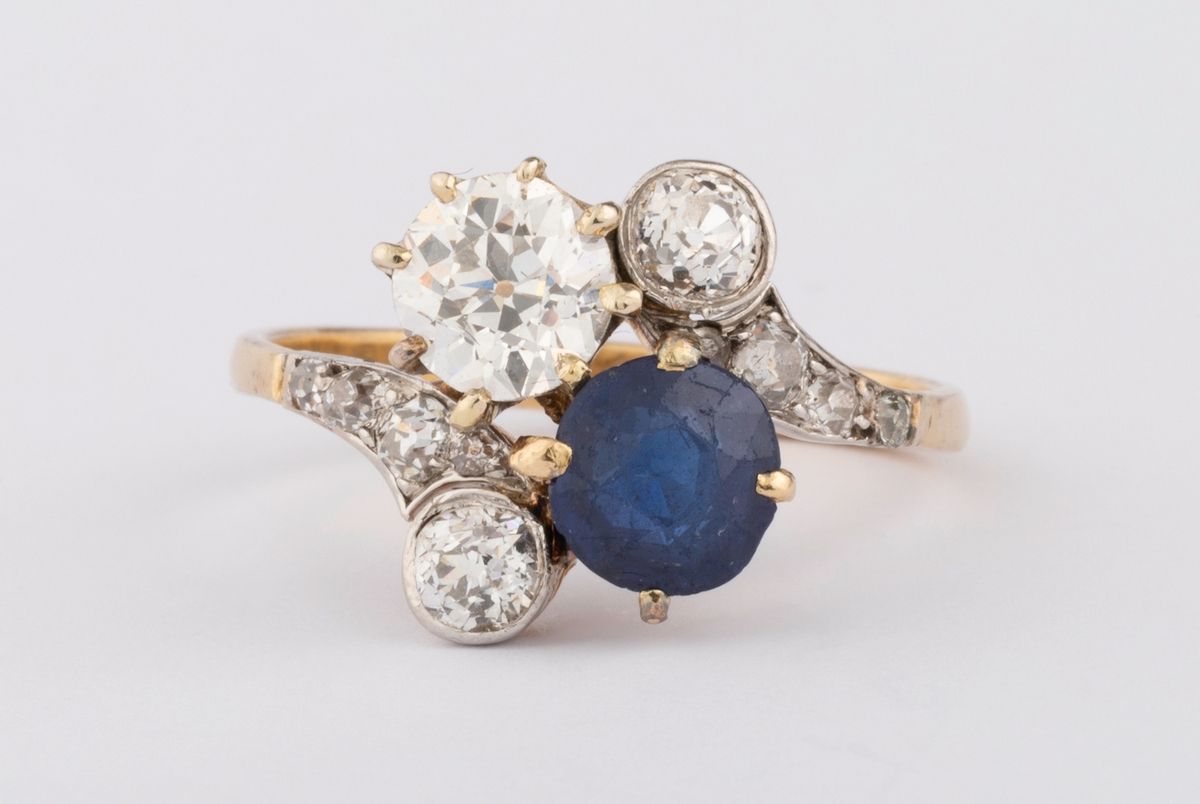 Null Belle Époque戒指，18K（750千分之一）黄金和白金，上面有一颗约1.10克拉的天然蓝色蓝宝石，磨损严重，但只需要稍微重新切割，就能展现出&hellip;