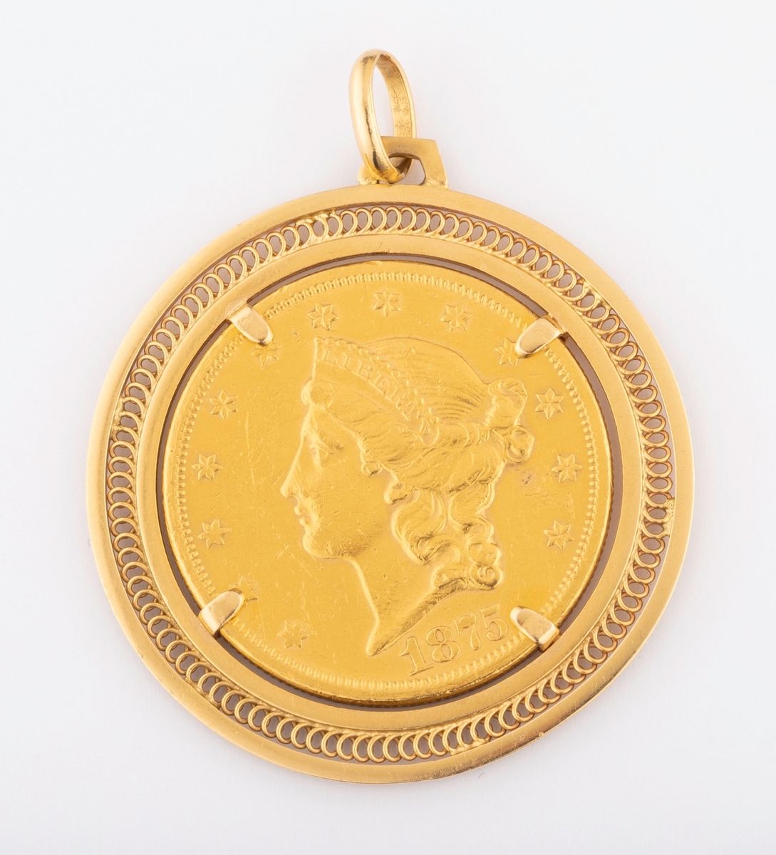 Null 一枚18K（750K）黄金镂空圆形吊坠，围绕着1875年美国20美元硬币 "自由头-双鹰"，费城工坊。 
直径：约4.7厘米。 
毛重：44.2克。