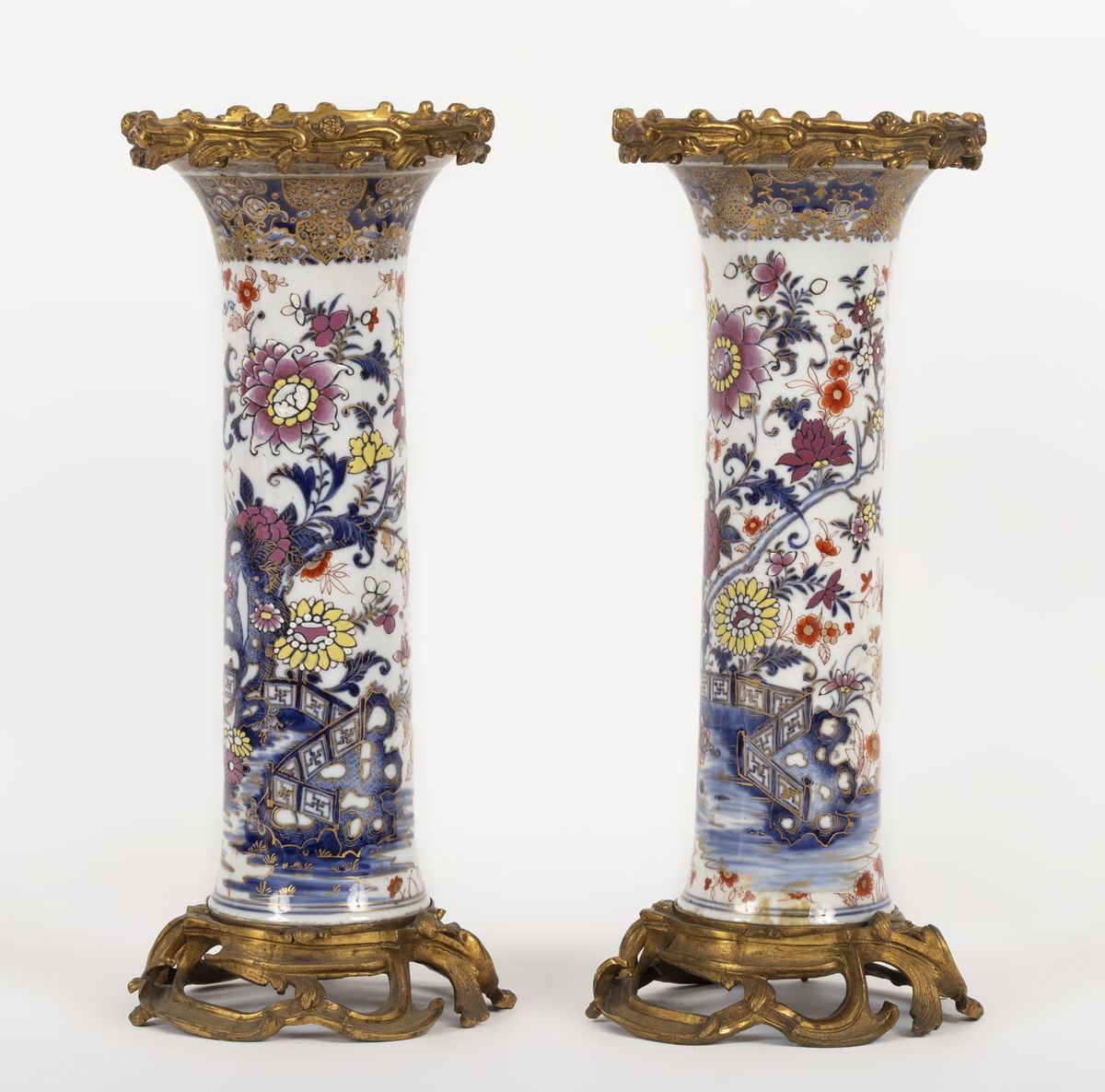 Null Pair of porcelain horn vases with Imari decoration in the Chinese style 
Gi&hellip;