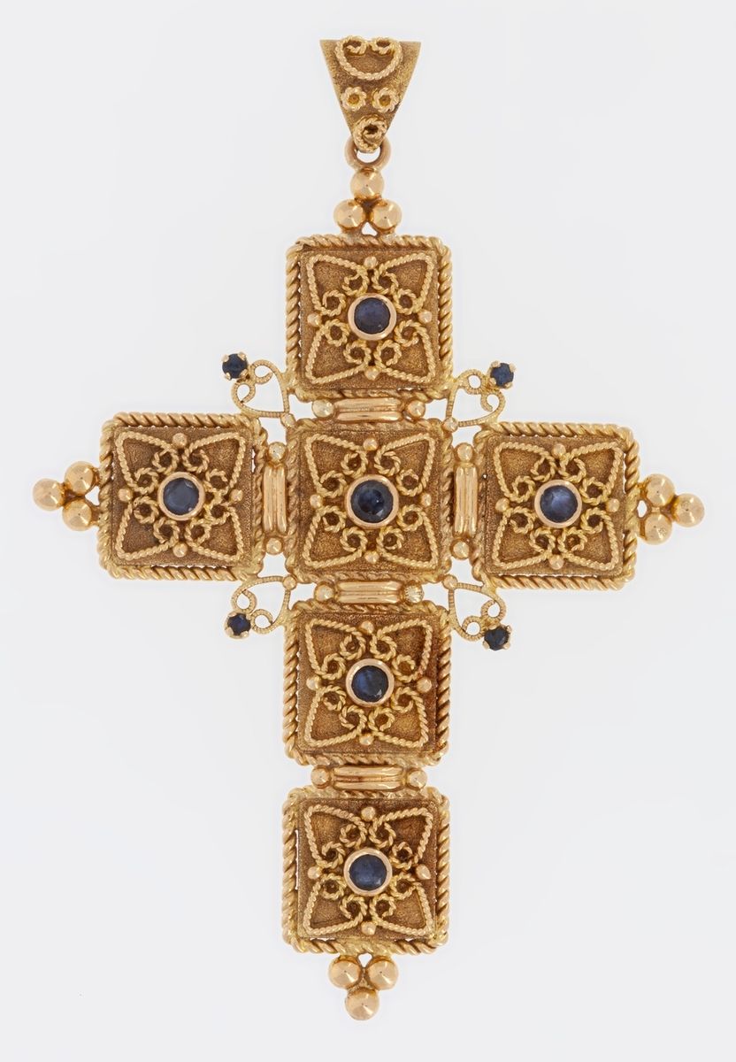 Null Belle croix en or jaune 18k (750 millièmes) décorée côté face d'un fond ama&hellip;