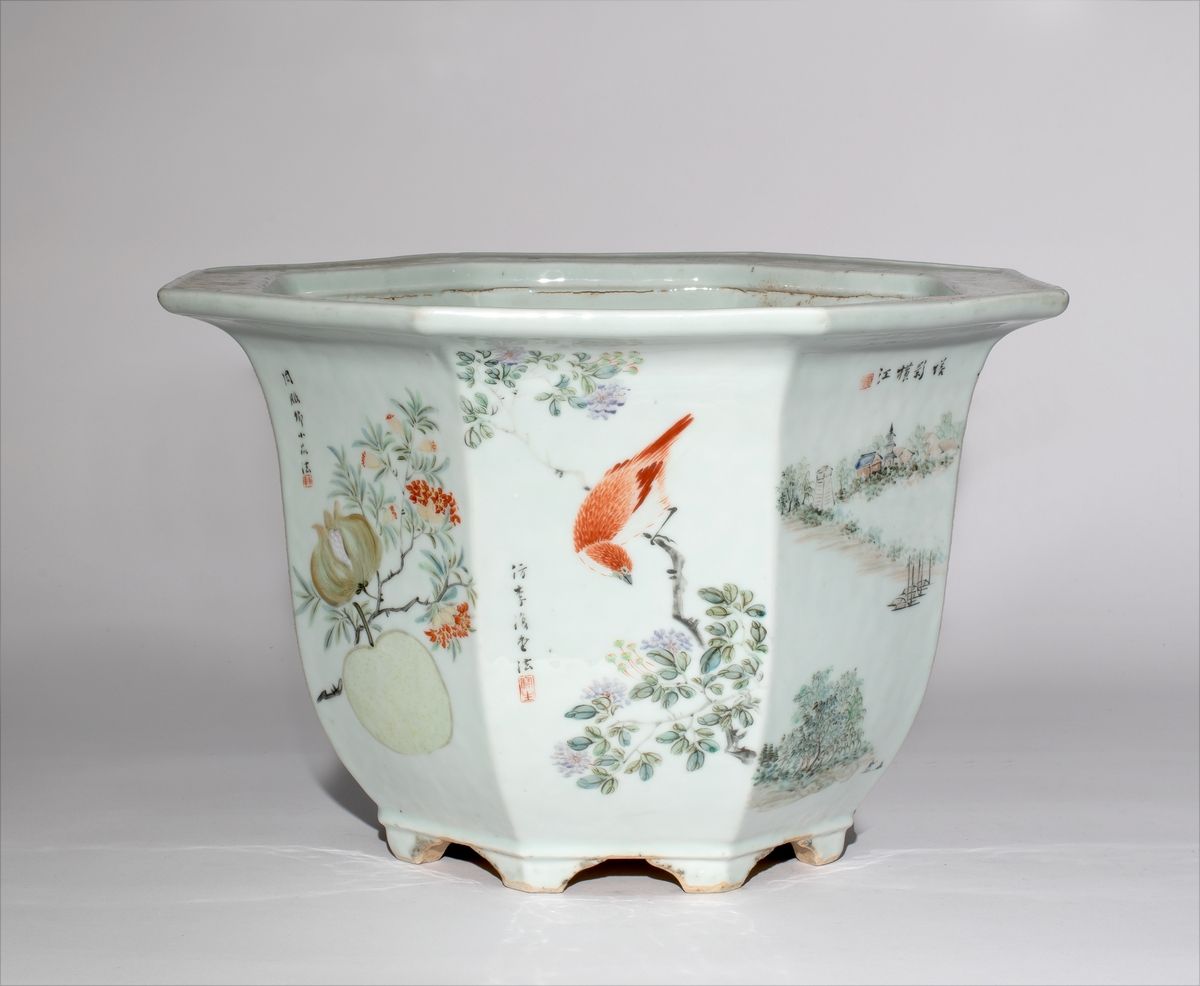 Null Chine, XIX-XXe siècle
Cache-pot octogonal en porcelaine à décor en émaux Qi&hellip;