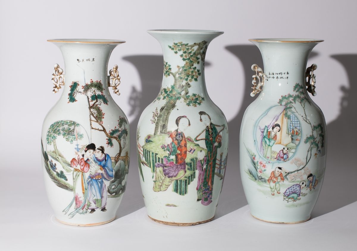 Null Chine, XIX-XXe siècle
Lot comprenant trois vases en porcelaine à décor en é&hellip;