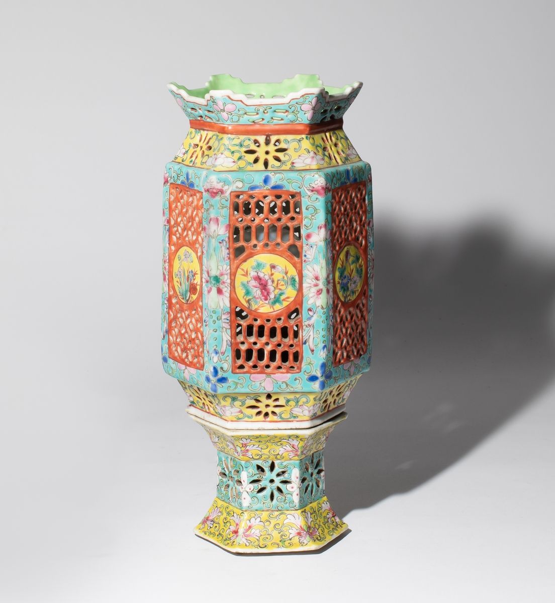 Null Chine, Epoque République (1912-1949)
Lanterne hexagonal ajouré en porcelain&hellip;