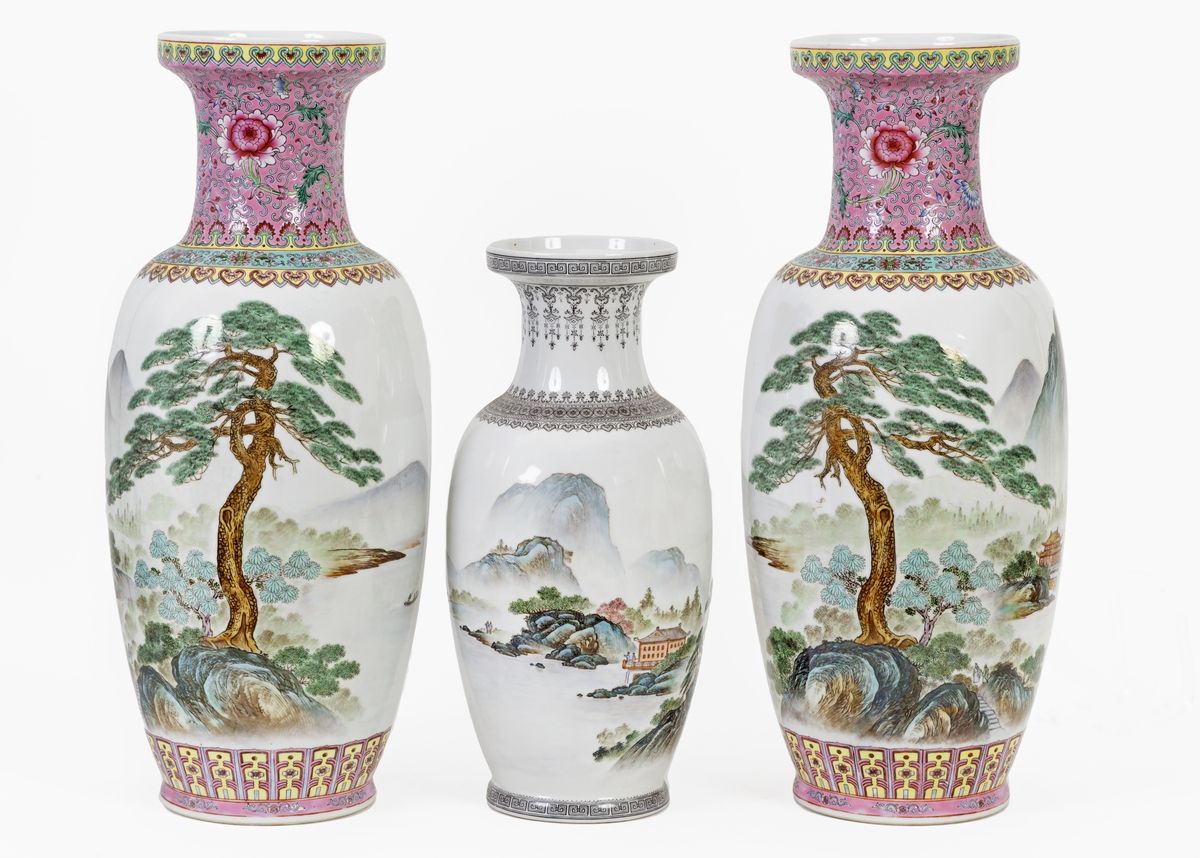 Null Chine, XXe siècle
Lot comprenant une paire de vases et un vase en porcelain&hellip;