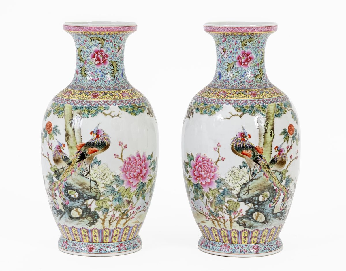 Null Chine, XXe siècle
Paire de vases en porcelaine à décor en émaux de la famil&hellip;
