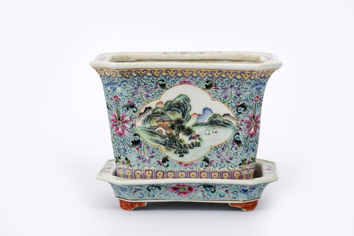 Null Chine, XXe siècle
Cache-pot rectangulaire en porcelaine à décor en émaux de&hellip;