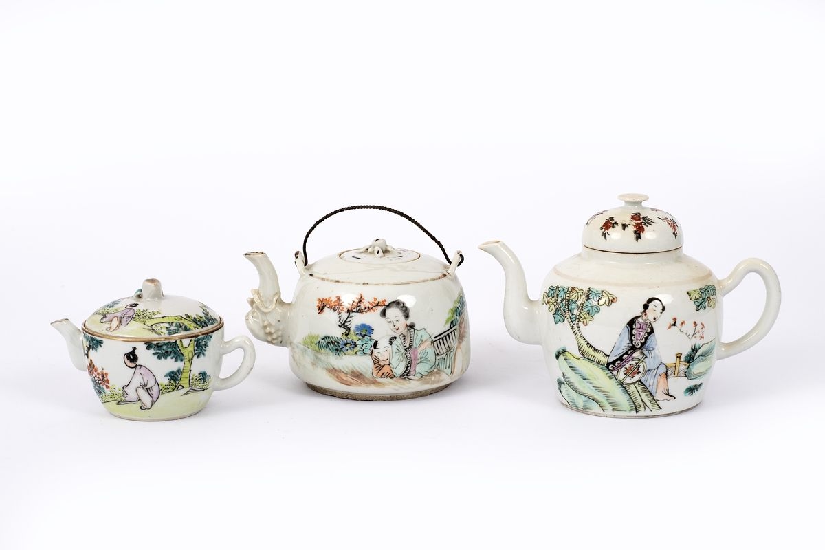 Null Chine, XIX-XXe siècle
Lot comprenant trois théières en porcelaine à décor e&hellip;