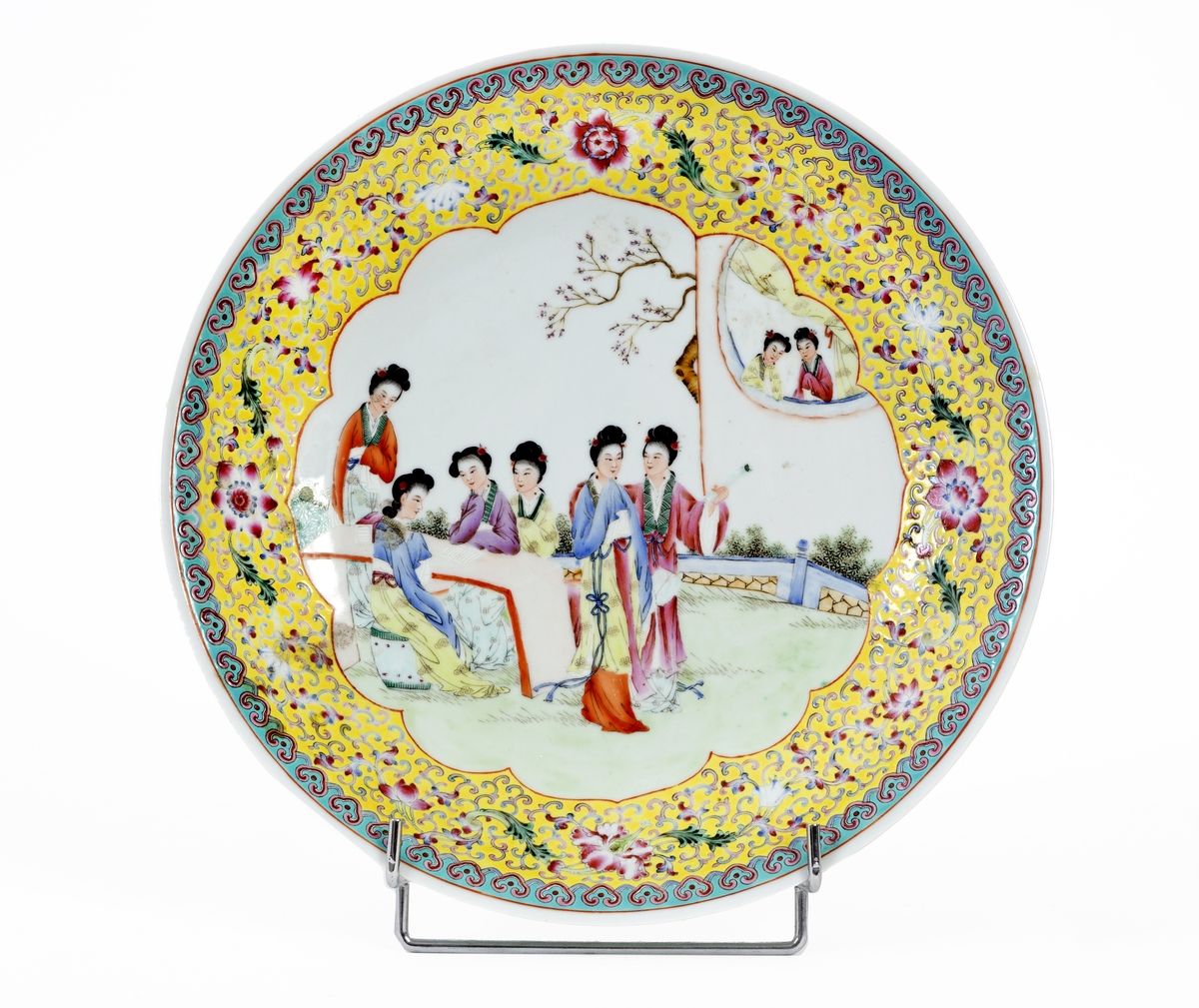 Null Chine, XXe siècle
Plat en porcelaine à décor en émaux de la famille rose de&hellip;