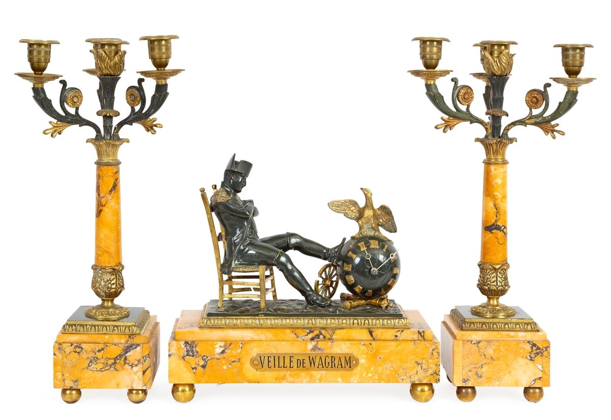 Null Garniture d'horloge 3 pièces en bronze à deux patines et marbre de Sienne
V&hellip;