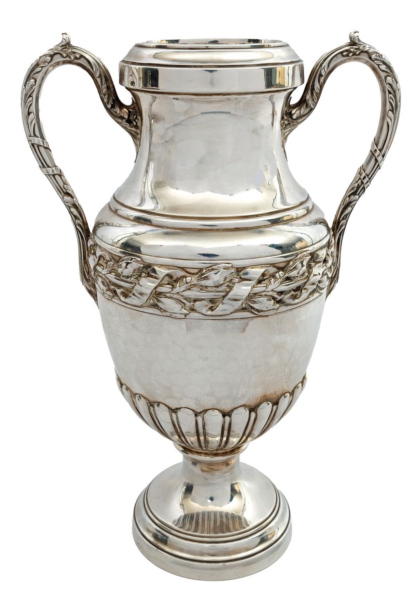 Null Coupe à anses en argent de style Louis XVI
Travail français de la fin du XI&hellip;