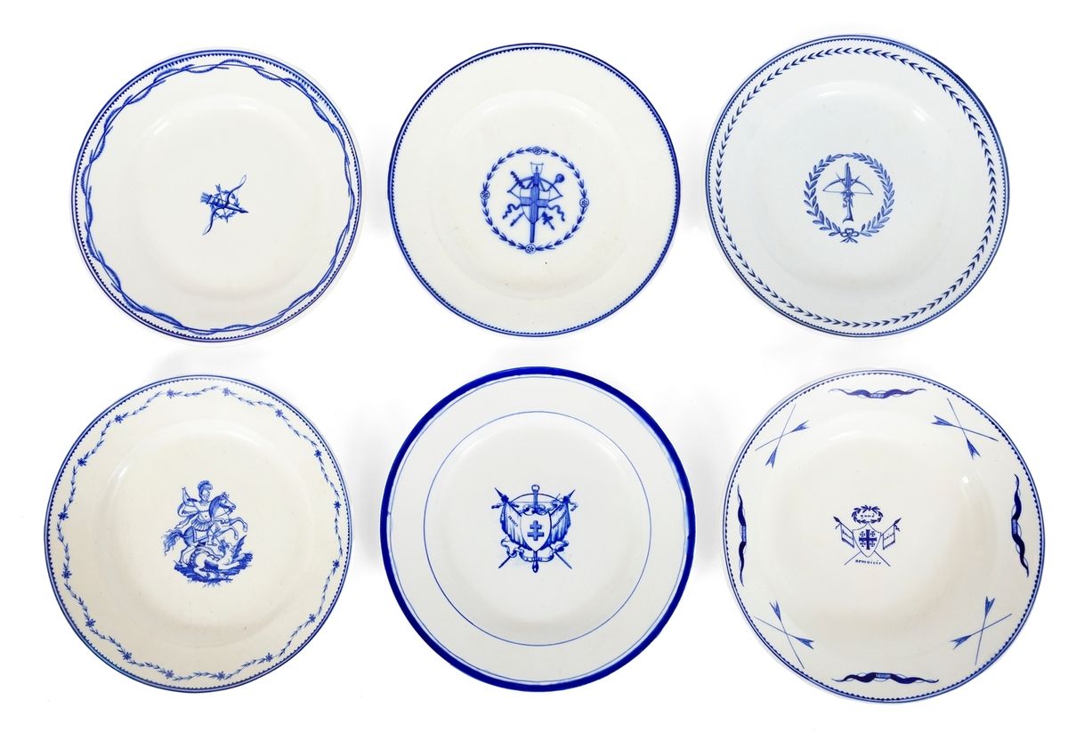 Null Lot de six assiettes en porcelaine de Tournai à décor de prix de tir, Saint&hellip;