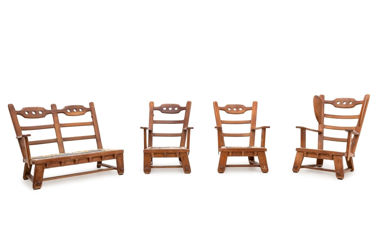 Null Ensemble de mobilier brutaliste comprenant trois fauteuils et une banquette&hellip;