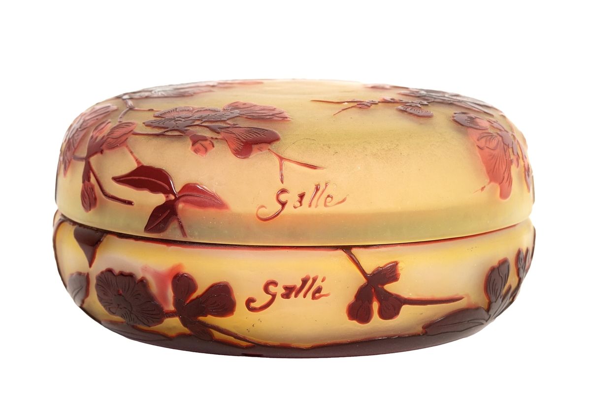 Null Émile GALLÉ (1846-1904)
Bonbonnière en verre dégagé à l'acide à décor flora&hellip;